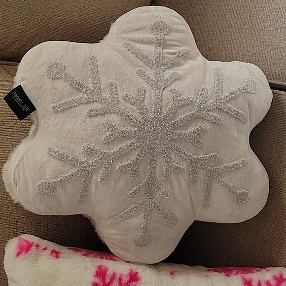 Snowflake Pillows ❄️ - Picture 4 of 5